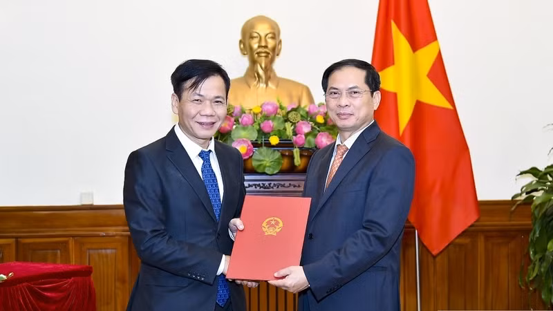 L’ancien ambassadeur Tôn Sinh Thành (à gauche). Photo : BQT.