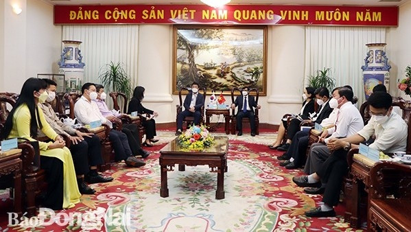 Le vice-président du Comité populaire de la province de Dông Nai, Nguyen Son Hung, et Lee Jeong Man, représentant en chef du Bureau de représentation de la province sud-coréenne de Gyeongnam. Photo: thoidai.com.vn