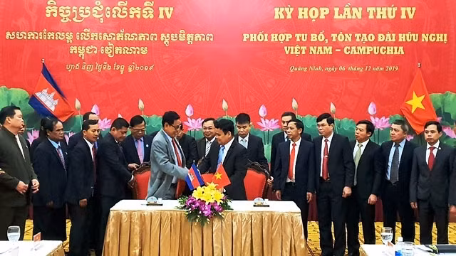 Les responsables du Ministère vietnamien de la Défense et du Conseil national du Front de la solidarité et du développement de la Patrie du Cambodge signent des accords de coordinations. Photo : NDEL