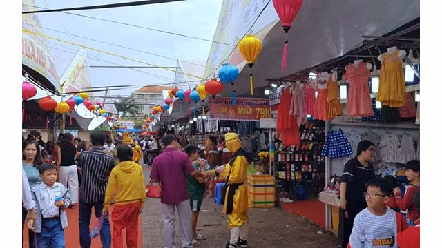 De nombreux visiteurs à la foire commerciale et touristique de Cà Mau. Photo: NDEL