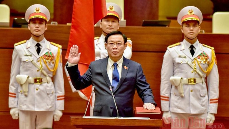 Vuong Dinh Huê prête serment en tant que Président de l’Assemblée nationale (XVe législature), le 20 juillet à Hanoi. Photo : NDEL.