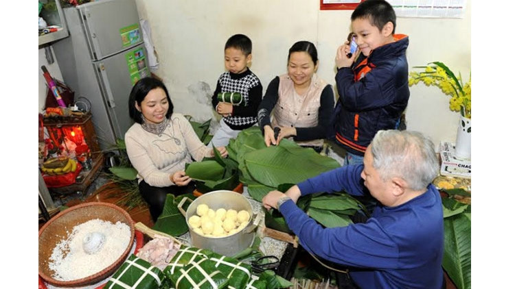 Préparation des "banh chung" - coutume traditionnelle des Vietnamiens à l'occasion du Têt. Photo: Trân Hai/NDEL.