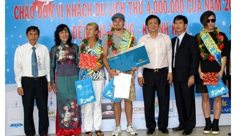 Le Russe Vlasenko Stanislav est le quatre millionième touriste de l’année 2015 à atterrir à l'Aéroport de Cam Ranh, province de Khanh Hoa. Photo: VNA.
