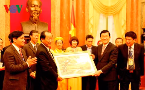 Le Président Truong Tân Sang offre un cadeau de souvenir à l’Association générale de l’Agriculture et du Développement rural du Vietnam. Photo: VOV.