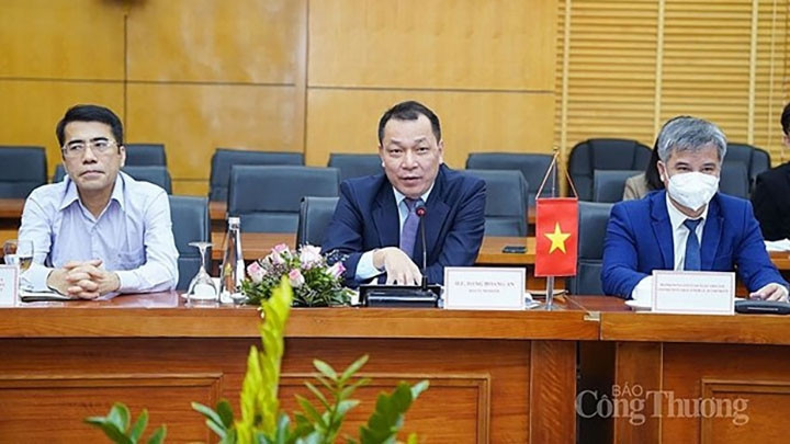 Le vice-ministre de l'Industrie et du Commerce, Dang Hoang An (au milieu). Photo: congthuong.vn
