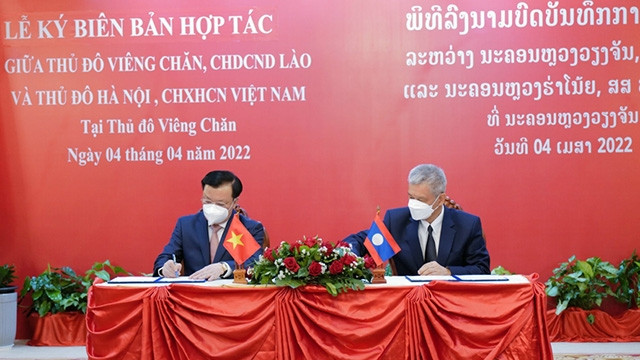 Le secrétaire du Comité municipal du Parti de Hanoï Dinh Tiên Dung (à gauche) et Anouphap Tounalom, secrétaire du Comité central du PPRL, secrétaire du Comité municipal du Parti et président du Conseil populaire de Vientiane. Photo : VNA.