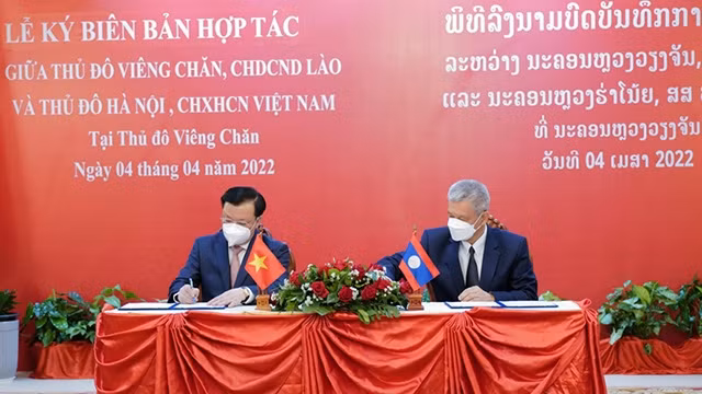 Le secrétaire du Comité municipal du Parti de Hanoï Dinh Tiên Dung (à gauche) et Anouphap Tounalom, secrétaire du Comité central du PPRL, secrétaire du Comité municipal du Parti et président du Conseil populaire de Vientiane. Photo : VNA.