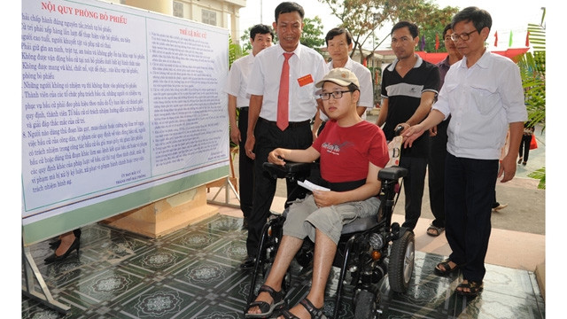 La première participation aux élections de Nguyên Dinh Ngoc, un électeur handicapant né le 30 août 1987. Photo: Trân Hai/NDEL.