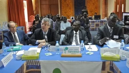 Le ministre de l’Enseignement supérieur et de la Recherche du Sénégal, Mary Teuw Niane (2e droite), lors d'un colloque de l’AUF. Photo: AUF.