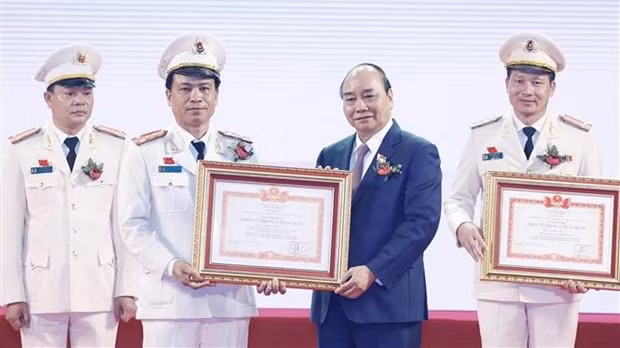 Le Premier ministre Nguyên Xuân Phuc remet des distinctions honorifiques à des policiers exemplaires. Photo : VNA