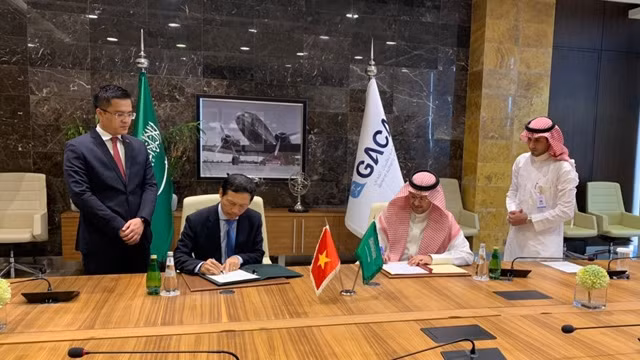 L’ambassadeur vietnamien à l'Arabie saoudite, Vu Viêt Dung, et le directeur général du Département de l’Aviation civile de l'Arabie saoudite, Abdulhadi bin Ahmed Al-Mansouri, signent l’accord de transport aérien entre le Vietnam et l'Arabie saoudite. Photo : baoquocte.vn.