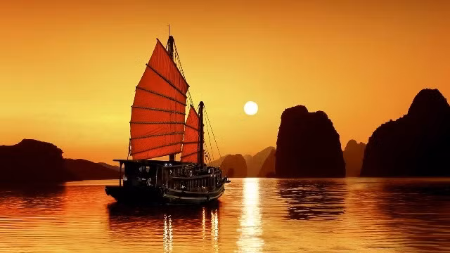 La baie de Halong au coucher de soleil. Photo: dulichhalong.net.