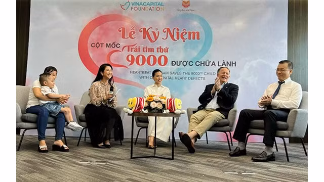 Lors de l'échange. Photo : NDEL.