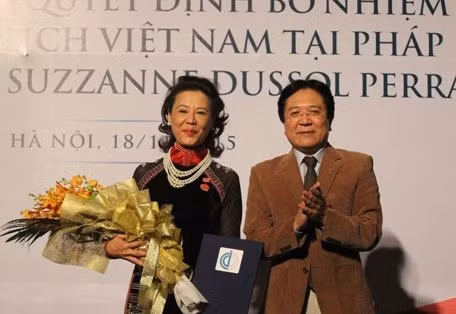 Le vice-ministre vietnamien de la Culture, des Sports et du Tourisme, Vuong Duy Biên, remet l’insigne «Pour l’œuvre de la culture, des sports et du tourisme du Vietnam» à Anoa Suzanne Dussol Perran. Photo: VOV.