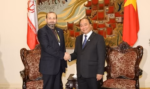 Le vice-PM vietnamien, Nguyên Xuân Phuc, reçoit le chef-adjoint de la Commission de la Sécurité nationale et des Politiques extérieures de l’Iran iranienne. Photo: VGP.