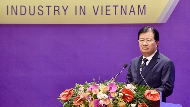 Le Vice-PM vietnamien Trinh Dinh Dung prend la parole lors de la conférence. Photo : VGP.