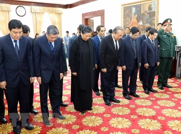 La délégation de haut niveau du Parti et de l’Etat vietnamiens rend hommage à Sisavath Keobounphanh, ancien membre du Bureau politique, ancien Premier ministre, ancien président du Comité central du Front d’édification nationale du Laos à Hanoi. Photo : VNA