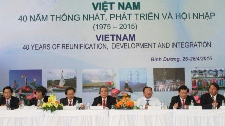 Les représentants lors du colloque «Vietnam - 40 ans de réunification, de développement et d’intégration» tenu, les 25 et 26 avril, dans la province de Binh Duong. Photo: baobinhduong.