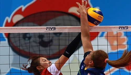 L’équipe féminine vietnamienne de volley-ball a remporté également, le 15 juin, une médaille d’argent. Photo: NDEL.