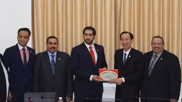 Le vice-président du Comité populaire de HCM-Ville, Lê Thanh Liêm (2e à droite), et le prince Sheik Daij bin Isa Al Khalifa, président du Conseil d'affaires ASEAN-Bahreïn (3e à droite). Photo : VNA.