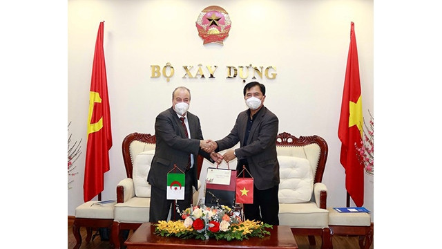 L'ambamssadeur d'Algérie au Vietnam, Boubazine Abdelhamid (à gauche) et le vice-ministre de la Construction, Lê Quang Hung, président de l'Association d'amitié Vietnam - Algérie. Photo: Ambassade d'Algérie au Vietnam