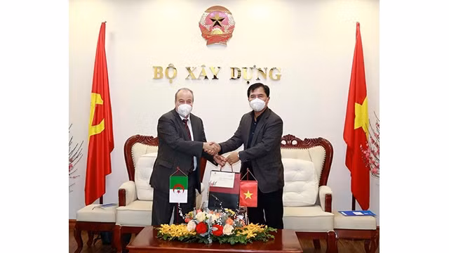 L'ambamssadeur d'Algérie au Vietnam, Boubazine Abdelhamid (à gauche) et le vice-ministre de la Construction, Lê Quang Hung, président de l'Association d'amitié Vietnam - Algérie. Photo: Ambassade d'Algérie au Vietnam