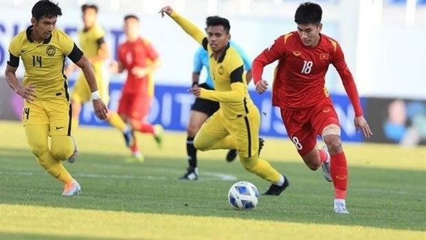 L'attaquant Nhâm Manh Dung, maillot rouge. Photo: VNA