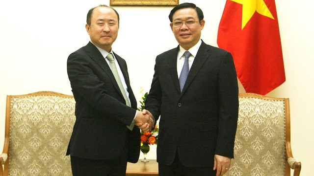 Le vice-PM vietnamien Vuong Dinh Huê (à droite) et le vice-ministre sud-coréen des Affaires étrangères Yun Kang-hyeon, le 24 octobre à Hanoi. Photo : VGP.
