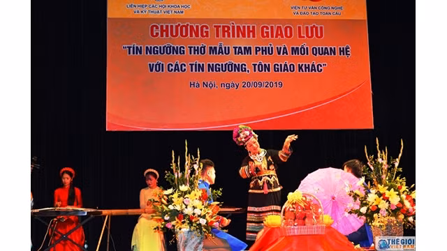 Une interprétation de "châu van" lors de l'événement. Photo : Journal Quôc Tê.