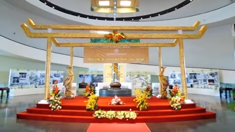 Exposition d’antiquités de Thang Long-Hanoï tenue au Musée de Hanoï. Photo: Minh Duy/NDEL.