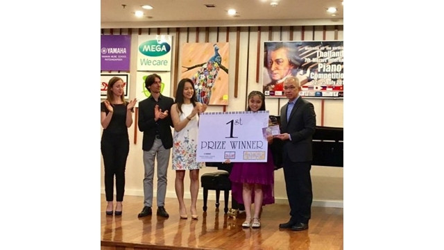 Pham Lê Phuong reçoit le premier prix. Photo: qdnd.vn