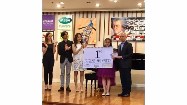Pham Lê Phuong reçoit le premier prix. Photo: qdnd.vn