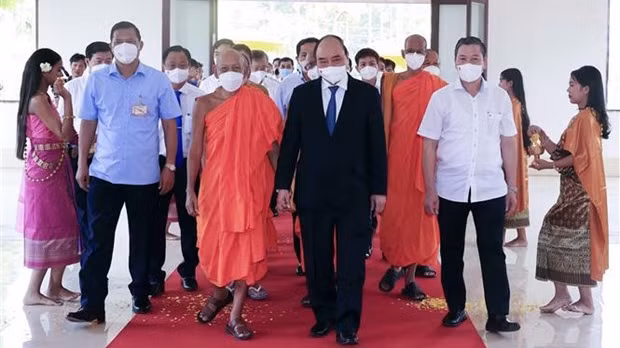 Le Président Nguyên Xuân Phuc à l’Académie du bouddhisme Nam Tong Khmer à l’arrondissement d'O Môn, dans la ville de Cân Tho. Photo : VNA.