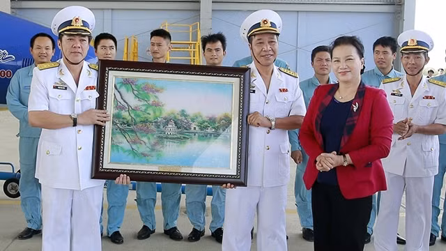 La Présidente de l’AN, Nguyên Thi Kim Ngân (2e à droite) à la brigade aérienne de la Marine 954, le 17 décembre. Photo : VNA.