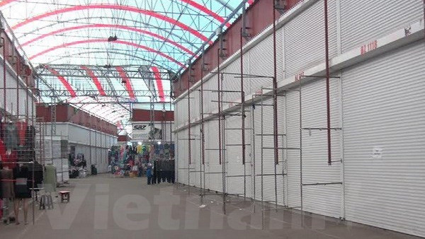 Un marché où sont installés plusieurs stands tenus par des Vietnamiens en Ukraine. Photo: VNA.