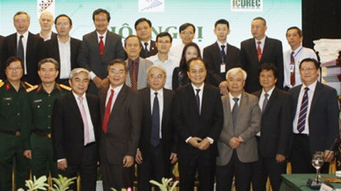 Les délégués prennent une photo ensemble. Photo: hochiminhcity.gov.vn.