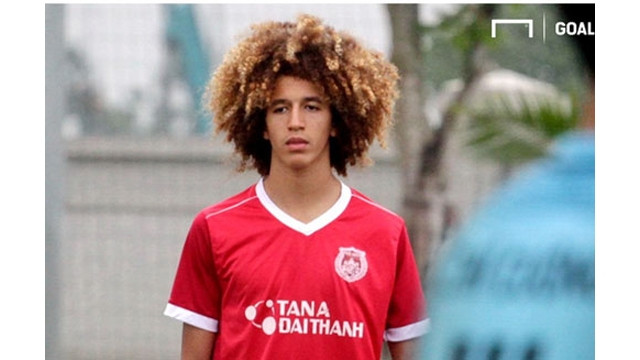 Hannibal Mejbri portant le maillot du club Phô Hiên s’entraîne avec l’équipe de ce Club. Photo : Goal.