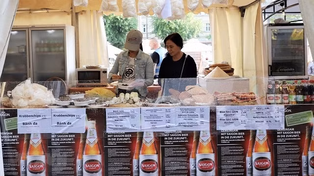 Le stand vietnamien proposé par la société Asia Sky Tours, lors du 23e Festival international de la bière de Berlin. Photo : VNA.
