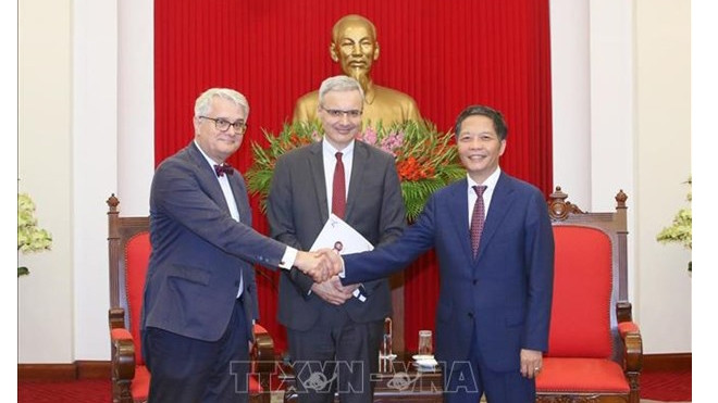 Trân Tuân Anh, membre du Bureau politique, président de la Commission centrale de l'économie du Parti (droite) reçoit le 12 mai M. Philippe Orliange, directeur exécutif de l'AFD) et Marc Vanheukelen, ambassadeur de l'Union européenne pour la diplomatie climatique. Photo : VNA.