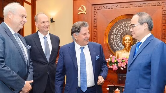 Le secrétaire du Comité du Parti communiste du Vietnam de HCM-Ville, Nguyên Thiên Nhân (à droite), à la rencontre des hommes d’affaires allemands. Photo: SGGP.