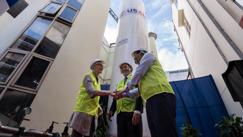 L’installation d’un système d’oxygène liquide financé par l’Agence américaine pour le développement international. Photo: USAID