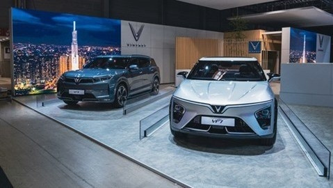Des modèles de voitures électriques de VinFast. Photo: VNA