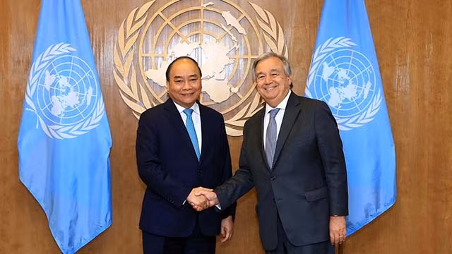 Le Premier ministre vietnamien Nguyên Xuân Phuc (à gauche) et le Secrétaire général de l’ON, Antonio Guterres. Photo : VGP