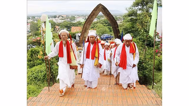 Des dignitaires en tête de la délégation de procession des costumes des esprits à la Tour Pô Klong Garai. Photo : VNA.