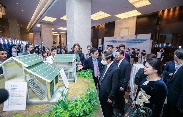 Des modèles de maisons résistantes aux tempêtes et inondations présentés au séminaire. Photo : VNA