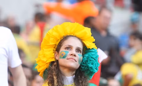 Une jeune fille brésilienne aime le football.