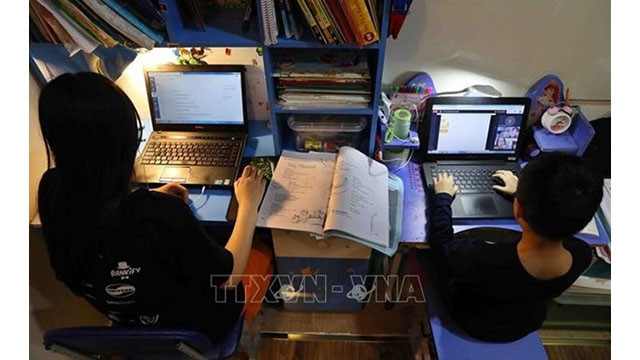 Des cours en ligne pour assurer une formation en continu aux élèves pendant l'épidémie. Photo : VNA.