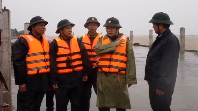 Le Vice-Premier ministre Trinh Dinh Dung inspecte les travaux de confrontation au typhon Tembin dans le district de Trân Dê, province de Soc Trang. Photo : NDEL.