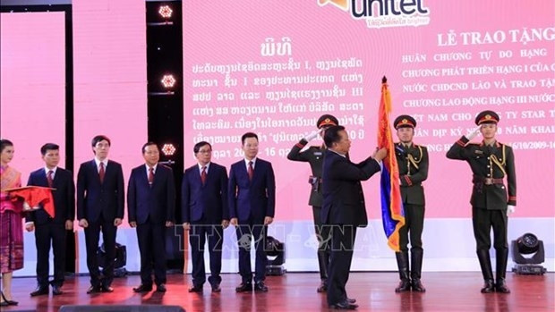 Le ministre laotien de la Défense, Chansamone Chanyalath, remet l'Ordre Isala et l’Ordre Phatthana à la société Star Telecom. Photo: VNA.