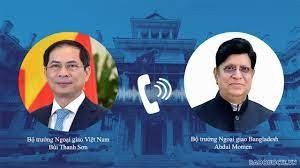 Le 12 janvier, le ministre vietnamien des Affaires étrangères, Bùi Thanh Son, a eu un entretien téléphonique avec son homologue bangladais Adul Momen. Photo : baoquocte.vn.